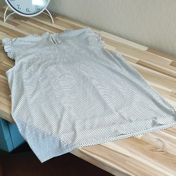 Chic Polka Dot Blouse - Picture 4 of 4